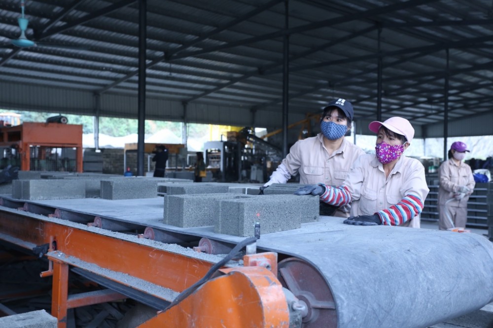 Thăm quan dây chuyền sản xuất thử nghiệm gạch không nung bằng công nghệ mới 
